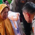 Kapolresta Bandung Beri Bantuan Kursi Roda dan Sembako Saat Jum’at Curhat di Majalaya