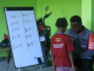Sentuhan Edukasi Subsatgas Si-Ipar, Anak-anak di Distrik Elelim Belajar Menghitung dengan Ceria