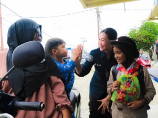 Satgas Humas Ops Damai Cartenz Berbagi Bersama Warga dan Anak-Anak di Jayapura