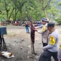 Polsek Bokondini Serahkan Bantuan Sosial di Kampung Lambogo