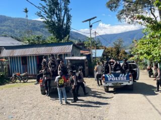 Polres Tolikara Pastikan Kota Karubaga Aman, Laksanakan Patroli Serta Berikan Himbauan Kamtibmas Kepada Masyarakat