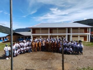 Kasat Binmas Polres Tolikara Tanamkan Disiplin di SMA YPPGI Karubaga