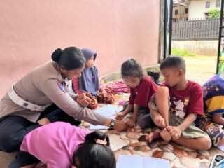 Operasi Rasaka Cartenz 2025 Latih Anak-Anak Menulis Rapi di Distrik Heram