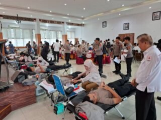 Dalam semangat hari jadi ke-74, humas polri ajak personel polresta jayapura kota tebar kepedulian lewat donor darah