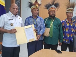 Gubernur Papua Terima Aspirasi Forum Adat Tabi-Saireri Soal Pembakaran Mahkota Cenderawasih
