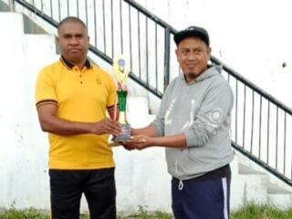 Polres Tolikara Polda Papua Melalui Sat Binmas Menghadiri Kegiatan Penutupan Pertadingan Sepak Bola