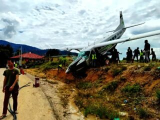 Pesawat Smart Air Tergelincir Saat Mendarat di Bandara Tiom