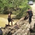 Polsek Demta Hadir untuk Warga : Jembatan Putus di KM 09 Ditangani Bersama Masyarakat