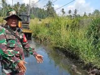 Wujud Kemanunggalan TNI-Rakyat, Babinsa Koramil 01 Bitung Kerja Bakti Bersama Warga Tanjung Merah