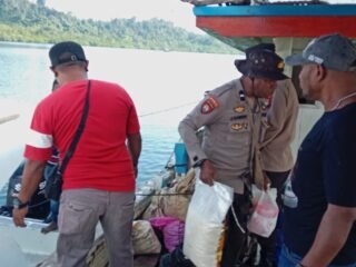 Polsek Karas Kawal dan Amankan Penyaluran Bansos Korban Kebakaran Kampung Malakuli