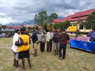 Polres Jayawijaya Fasilitasi Mediasi Final dan Pembayaran Denda Adat Kasus Pembunuhan Alm. Punika Wenda