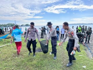 Kolaborasi TNI-Polri dan Pemda Sarmi Bersihkan Pantai Kali Bagre, Wujud Nyata Gerakan Indonesia Asri