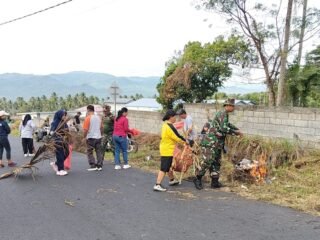Pererat Kemanunggalan TNI-Rakyat, Koramil 1310-05/Kauditan Bersama Pemerintah dan Masyarakat Kauditan Bersihkan Jalan Poros