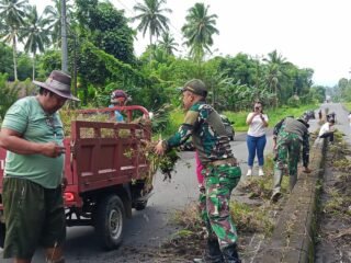 Wujud Nyata Pengabdian TNI, Koramil 04/Dimembe Gotong-Royong Bersama Masyarakat Bersihkan Jalan Utama