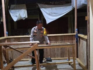 Bhabin Kelurahan Mararena Bangun Pos Satkamling Pasar Mararena Bersama Warga Binaan