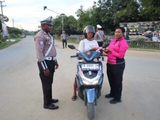 Sentuhan Cinta di Hari ke-14 Ops Cartenz 2025, Sat Lantas Sarmi Bagikan Bunga untuk Pengendara