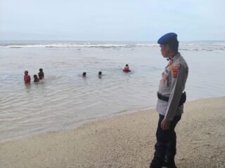 Satpolairud polres sarmi laksanakan pengamanan dan pemantauan serta himbauan keselamatan berwisata di pantai dan perairan saat hari raya libur imlek