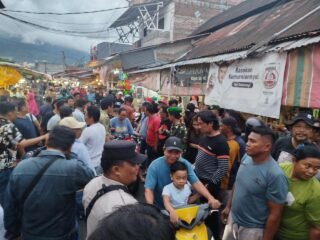 Kembalikan Fungsi Jalan dan Trotoar, Aparat Gabungan TNI, Polri dan Satpol PP Tertibkan Pasar Girian