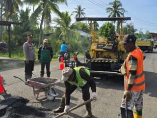 Sat Binmas Berikan Himbauan Bagi Pekerja Pengaspalan di Base Camp Sarmi