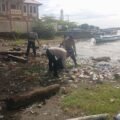 Satu Jam Awal Resik, Sat polairud Polres Sarmi Perkuat Komitmen Jaga Kebersihan Pantai