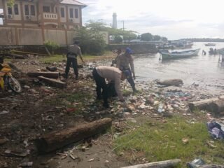 Satu Jam Awal Resik, Sat polairud Polres Sarmi Perkuat Komitmen Jaga Kebersihan Pantai