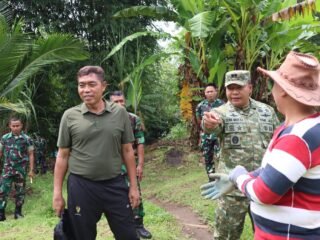 Dandim 1310/Btg Dampingi Danrem 131/Stg Tinjau dan Pastikan Sasaran Pembangunan Jembatan Siap Dibangun
