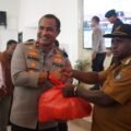 Kunjungan Kerja Kapolda Papua Barat Sekaligus Berikan Tali Asih Kepada Pengungsi Distrik Moskona