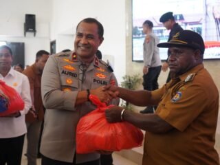 Kunjungan Kerja Kapolda Papua Barat Sekaligus Berikan Tali Asih Kepada Pengungsi Distrik Moskona