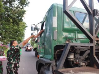Wujud Kepedulian dan Kebersamaan di Bulan Ramadhan, Dandim 1310/Bitung bersama Anggota dan Persit Kodim 1310/Bitung Berbagi Takjil di Depan Makodim