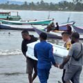 Sentuhan Kemanusiaan Polisi Perairan: SAT POLAIRUD Polres Sarmi Bantu Warga Evakuasi Jenazah ke Mamberamo Raya