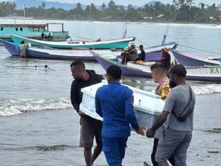 Sentuhan Kemanusiaan Polisi Perairan: SAT POLAIRUD Polres Sarmi Bantu Warga Evakuasi Jenazah ke Mamberamo Raya