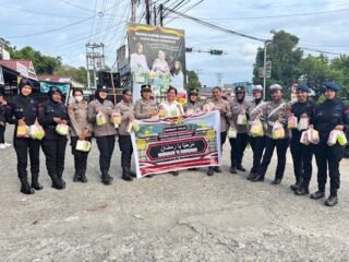 Polwan Polda Papua Barat Dan Polresta Manokwari Gelar Aksi Sosial Berbagi Takjil di Bulan Suci Ramadan