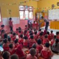 Sapa Murid TK Pembina Emete, Bhabinkamtibmas dan Sat Binmas Polres Mappi Kenalkan Sosok Polisi Sahabat Anak