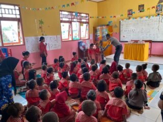 Sapa Murid TK Pembina Emete, Bhabinkamtibmas dan Sat Binmas Polres Mappi Kenalkan Sosok Polisi Sahabat Anak