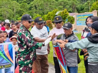 Peduli Lingkungan, Kapolsek Bonggo Ikut Jalan Santai dan Aksi Bersih Sampah Bersama Warga