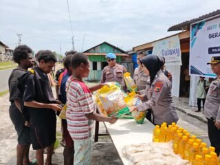 Polres Mappi Gelar Pasar Murah, Satu Jam Langsung Ludes Diserbu Warga