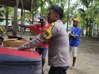 Bhabinkamtibmas Kampung Podena Laksanakan Door to Door System dan Berbagi Pakaian Layak Pakai kepada Warga