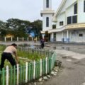 Pererat Kebersamaan, Polsek Wamena Kota Laksanakan Kerja Bakti di Gereja