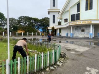 Pererat Kebersamaan, Polsek Wamena Kota Laksanakan Kerja Bakti di Gereja