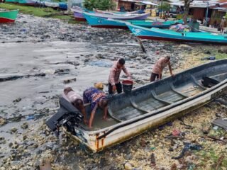 Respons Cepat Sat Polairud Polres Sarmi, Evakuasi Perahu Warga yang Terhempas Gelombang