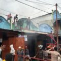 Polres Jayawijaya Gerak Cepat, Padamkan Kebakaran Ruko di Wamena