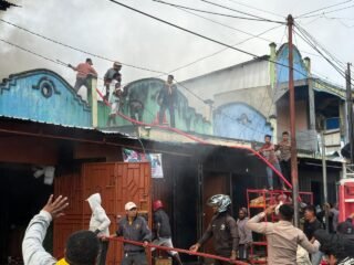 Polres Jayawijaya Gerak Cepat, Padamkan Kebakaran Ruko di Wamena