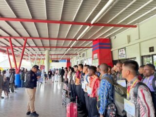 Keberangkatan calon siswa penerimaan Polri Tahun 2026 Pabanrim Jayawijaya