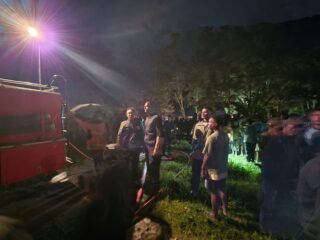 Respon Cepat Polres Jayawijaya, Tangani Kebakaran Dijalan Jb Wenas - Wamena